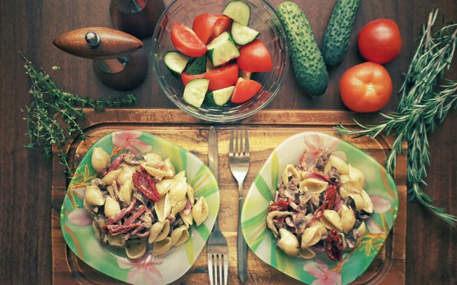 Dva krožnika s testeninami in rezano zelenjavo