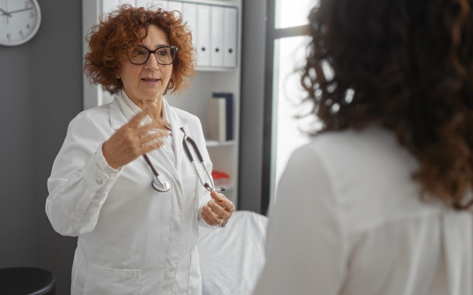 Paciantka se posvetuje z zdravnico glede lepotne operacije po masivnem hujšanju