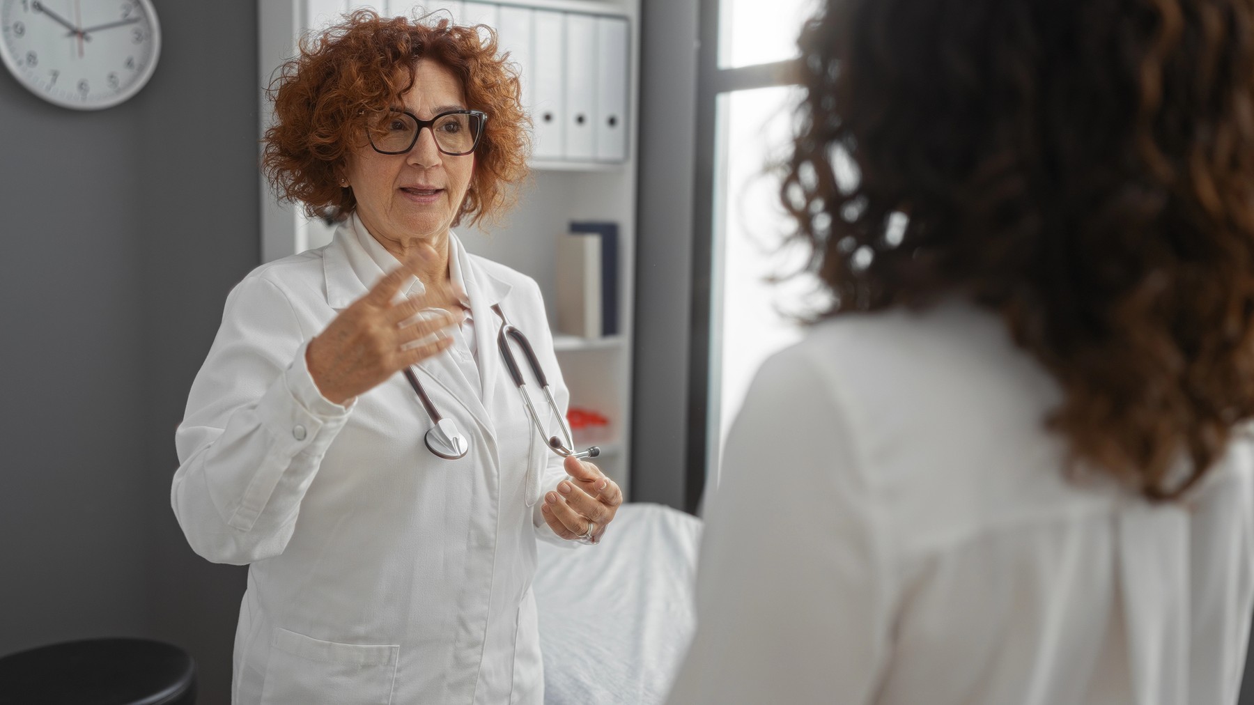 Paciantka se posvetuje z zdravnico glede lepotne operacije po masivnem hujšanju