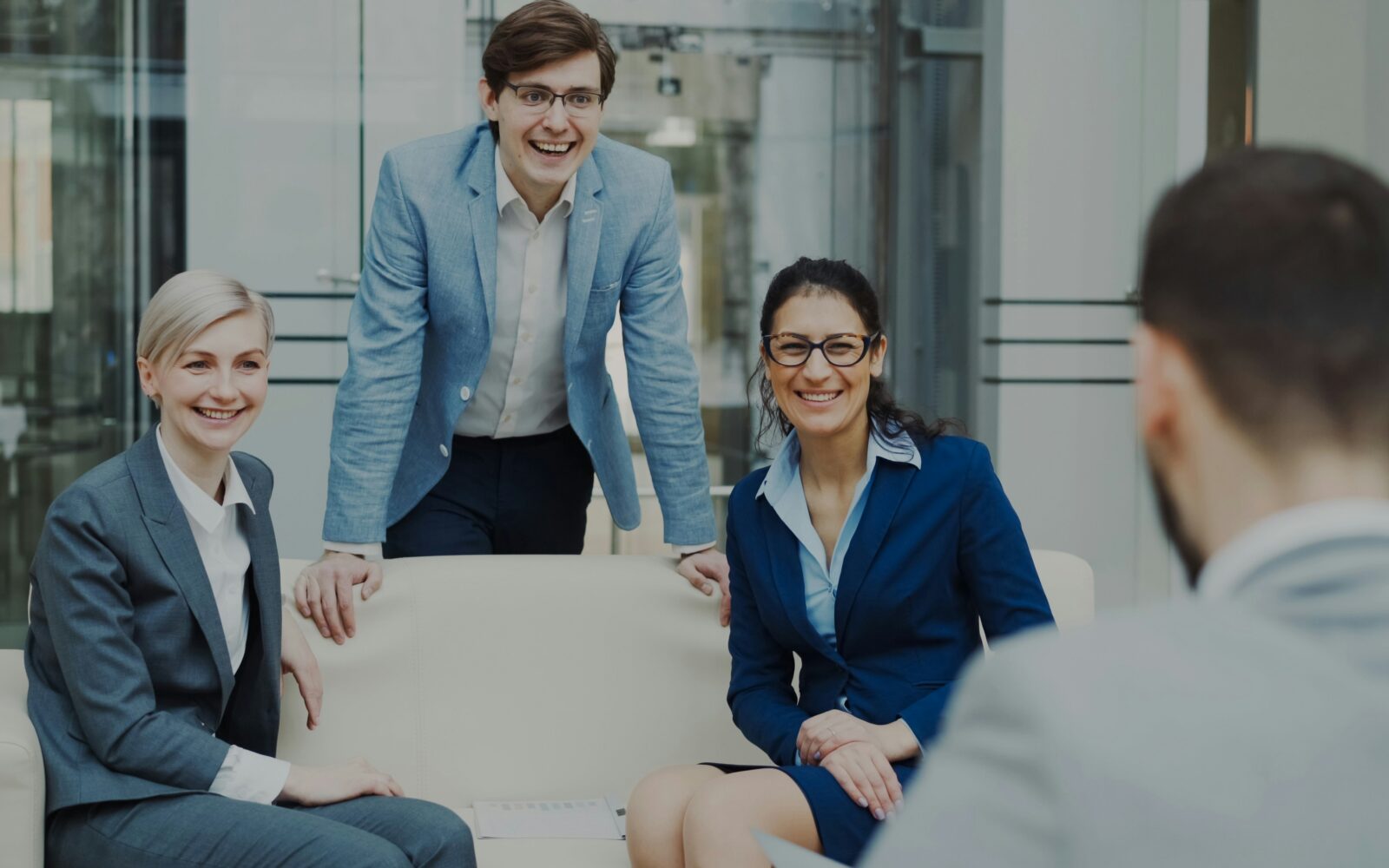 Sodelavci se sproščeno pogovarjajo in smejijo