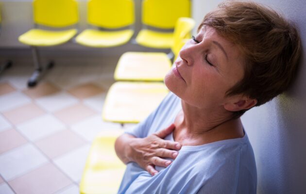 Ženska bolnica v čakalnici zdravstvene ustanove
