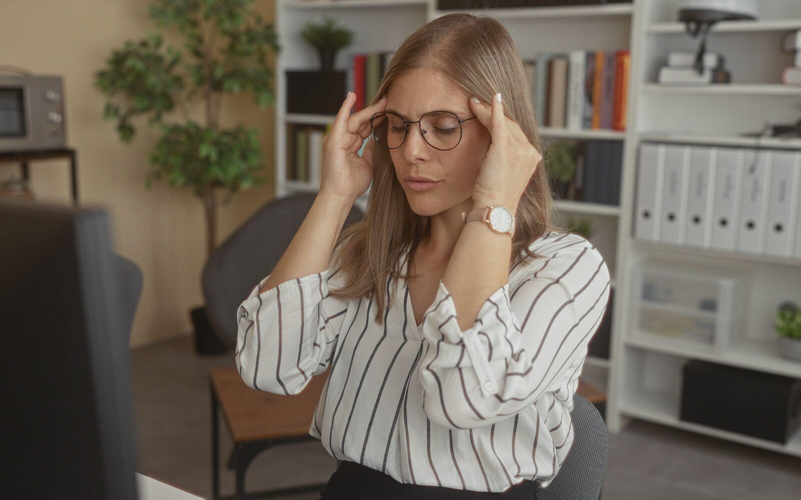 Ženska sedi, ima zaprte oči in se z rokami dotika senc na glavi. Boli jo glava, ali se ne more nečesa spomniti. Simbolika možganske megle, pozabljivosti, zamegeljenega uma