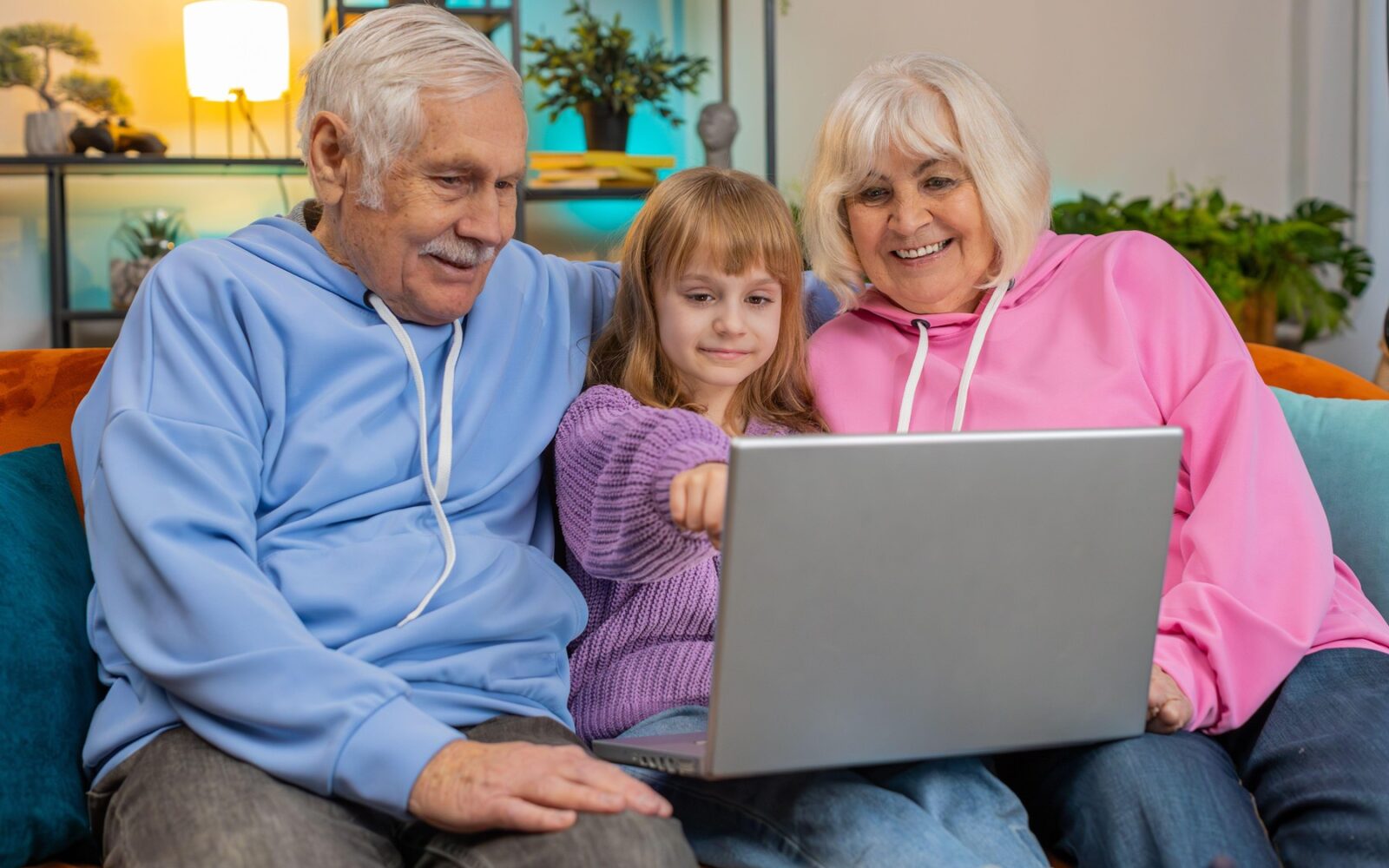 dedek, babica in vnukinja med igranjem igre na srečo na računalniku