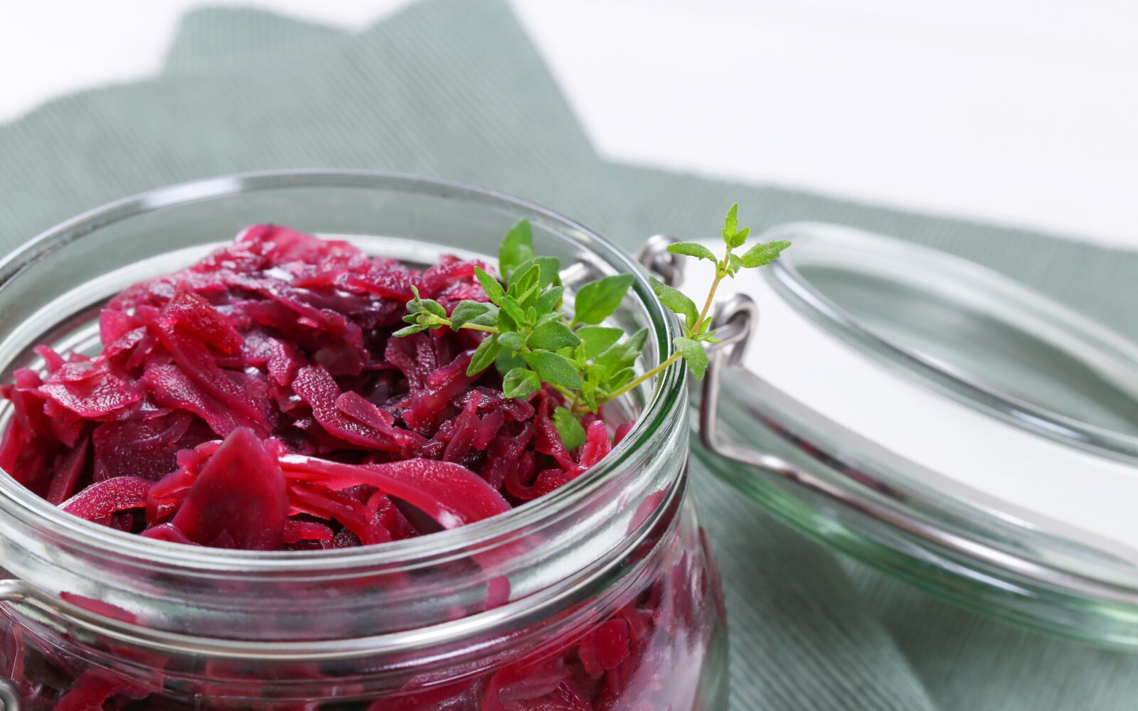 Fermentirano rdeče zelje v steklenem kozarcu – visoka vsebnost histamina