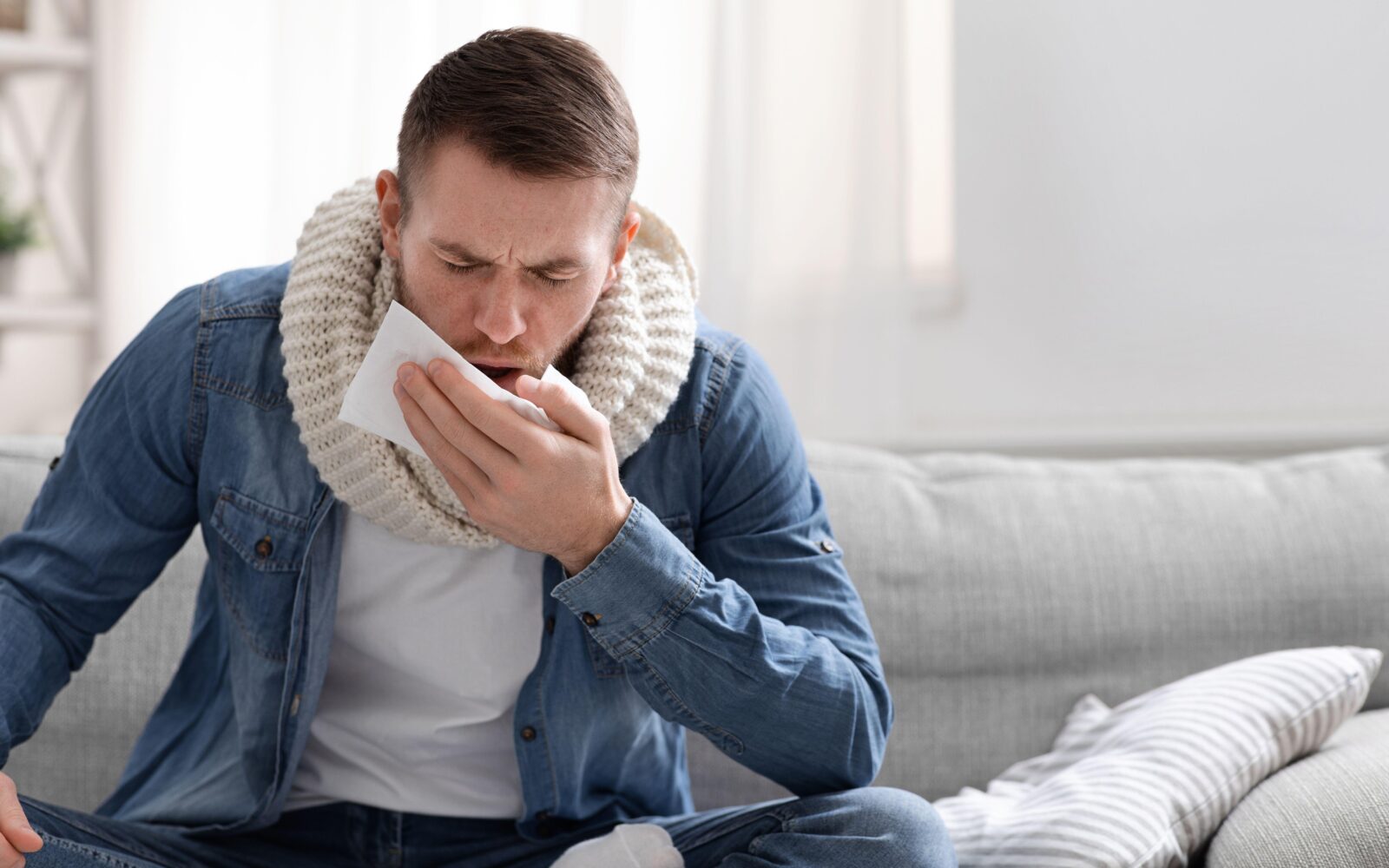 Kašelj in občutek tiščanja v prsih – ilustracija težav z dihanjem.