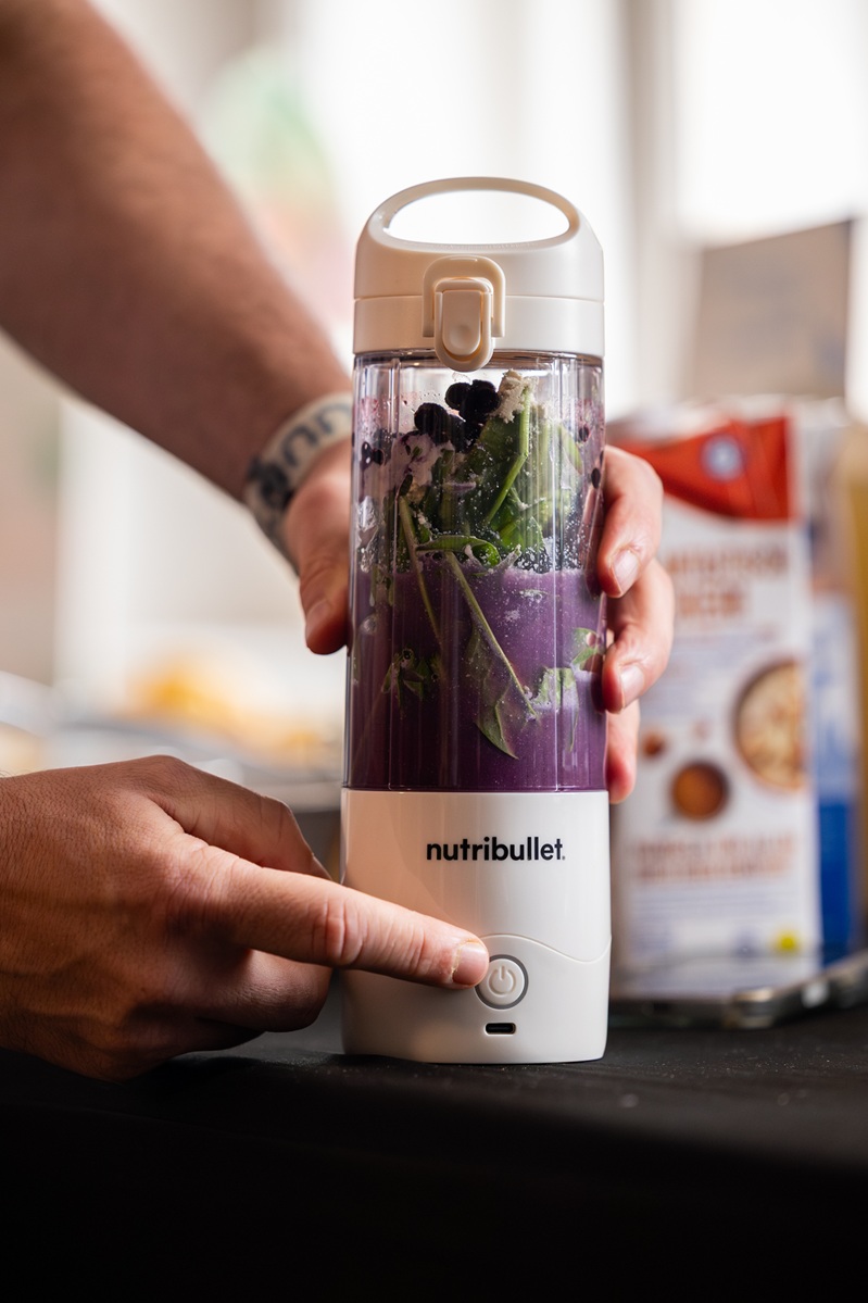 nutribullet Portable omogoča pripravo smutijev, proteinskih napitkov in drugih zdravih mešanic na poti