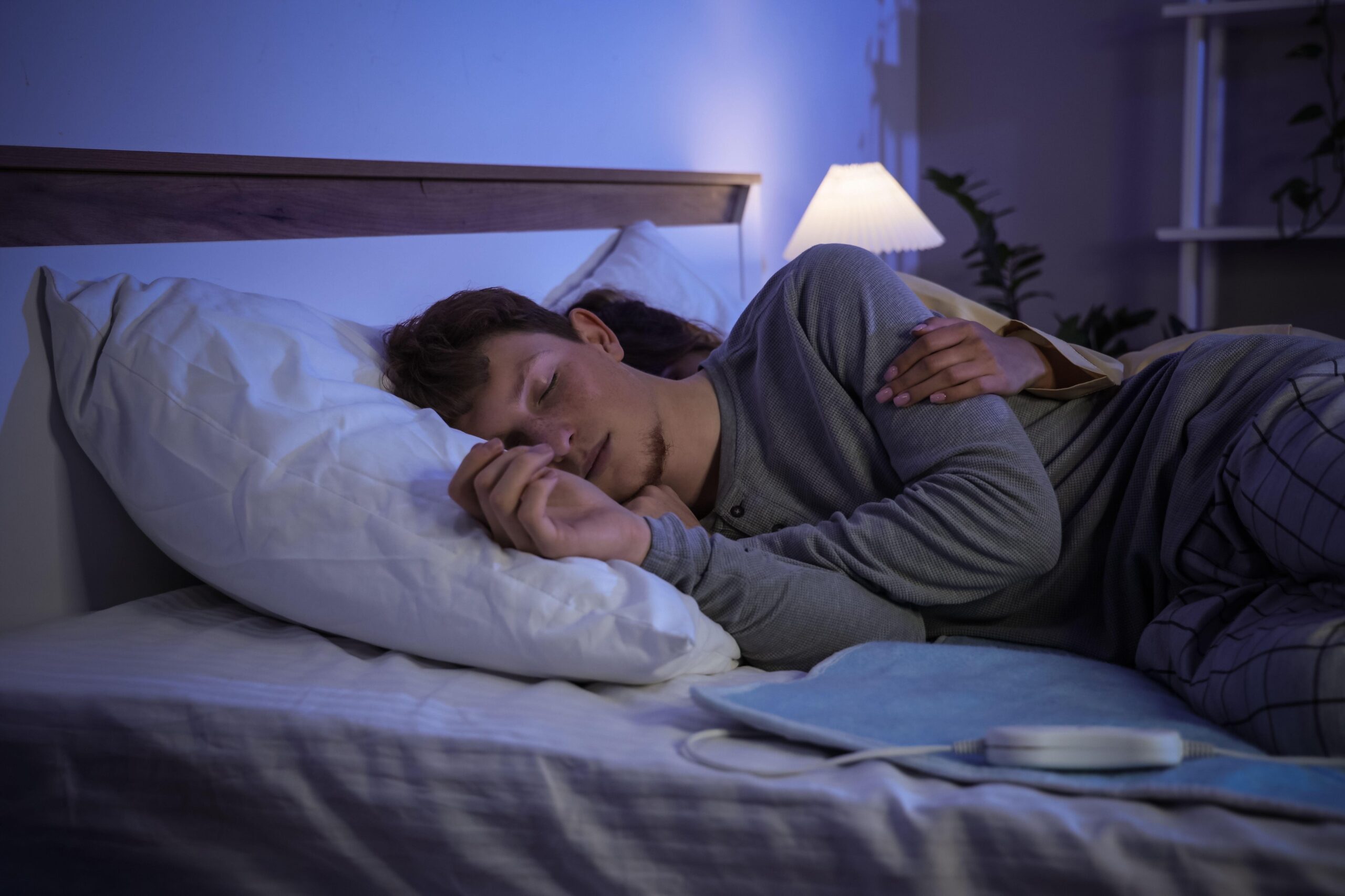 Mlad par spi na ogrevani podlogi