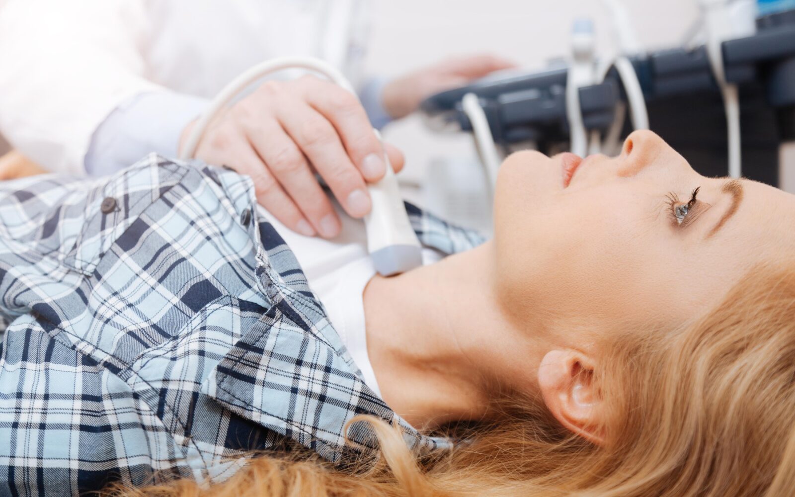 Ženska na pregledu ščitnice pri endokrinologu