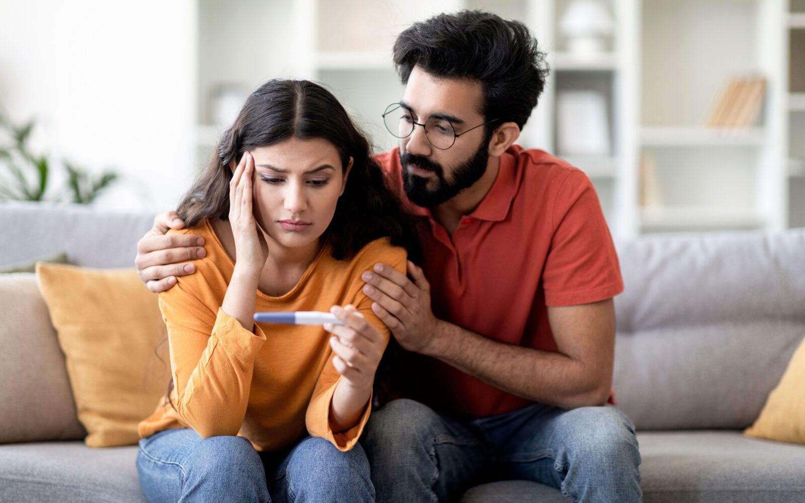 Par žalostno gleda test za nosečnost