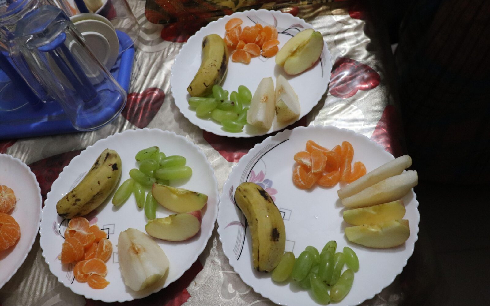 Omejen sadni obrok, ki ponazarja frutarijansko dieto