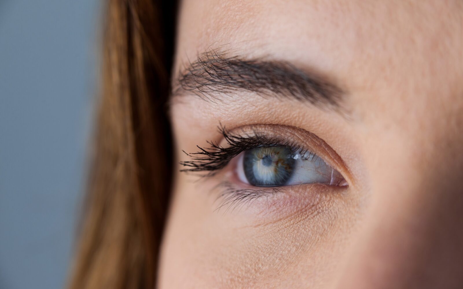 Slika ženskega očesa od blizu