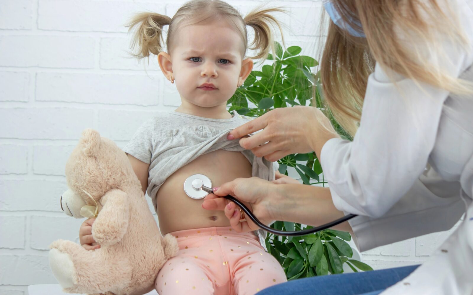 Majhna bolna deklica na pregledu pri zdravnici