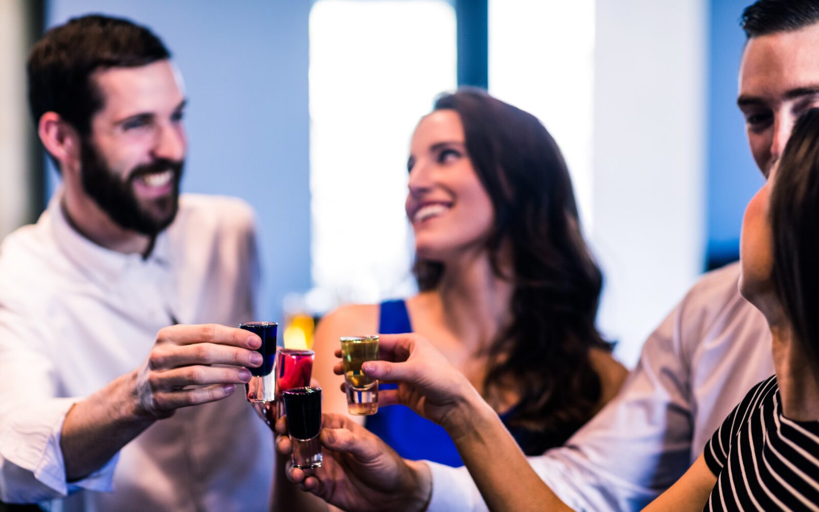 Alkoholne pijače v družbi prijateljev, simbol mita o neškodljivem zmernem pitju alkohola.