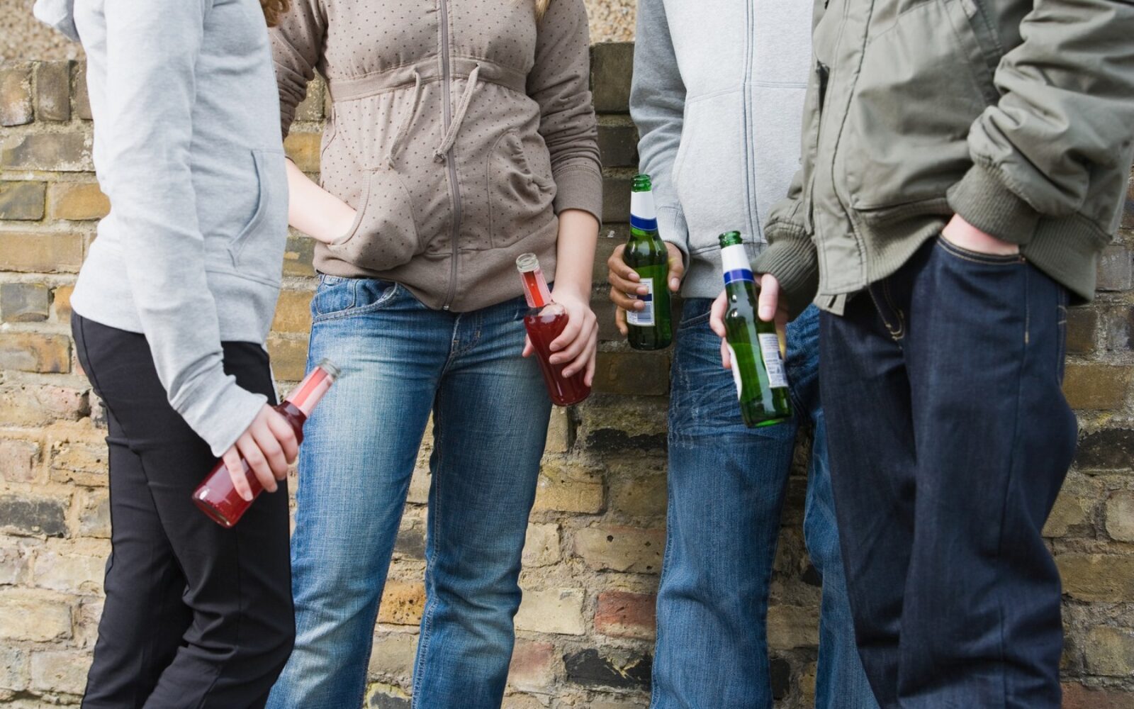 Mladi z alkoholnimi pijačami – opozorilo na tveganja pitja alkohola med otroki in mladostniki