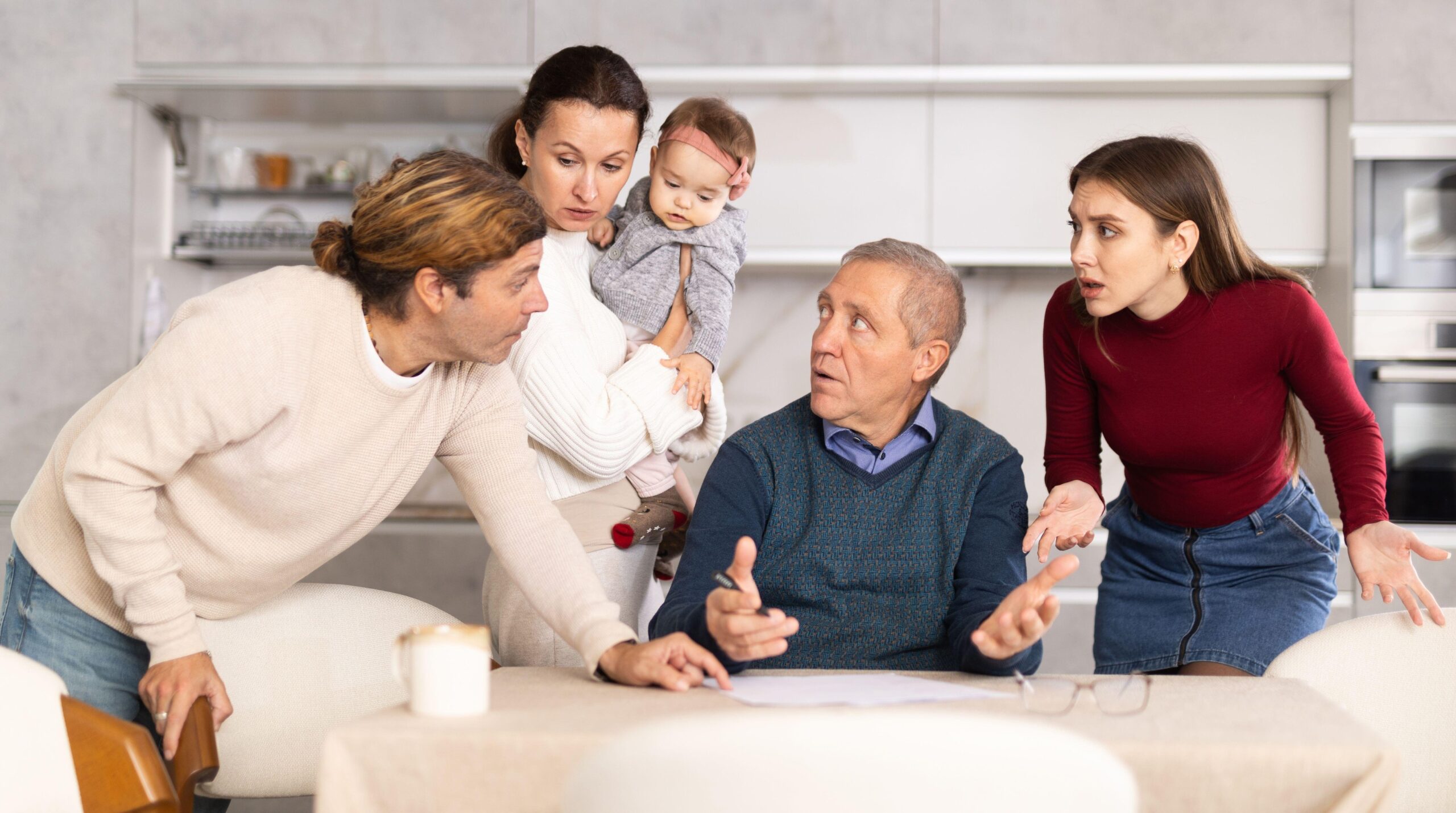 Družina se prepira zaradi različnih političnih prepričanj - kako ohraniti mirno kri in se primerno odzvati