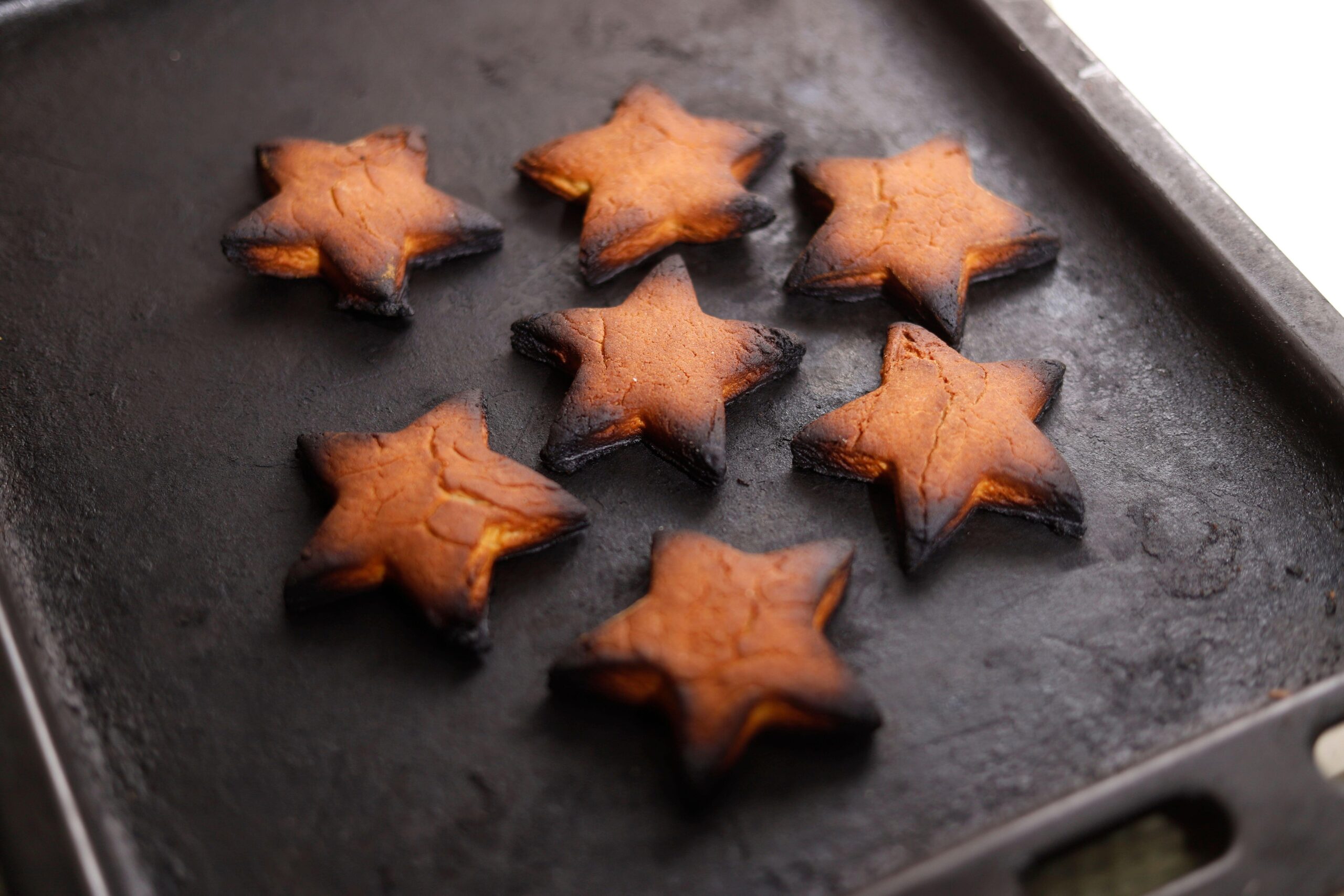 Zažgani božični piškoti - med prazniki nikoli ne gre vse po načrtu, zato je dobro da ne stremimo k popolnosti in si ne ustvarjamo previsokih pričakovanj, ki vodijo v razočaranje