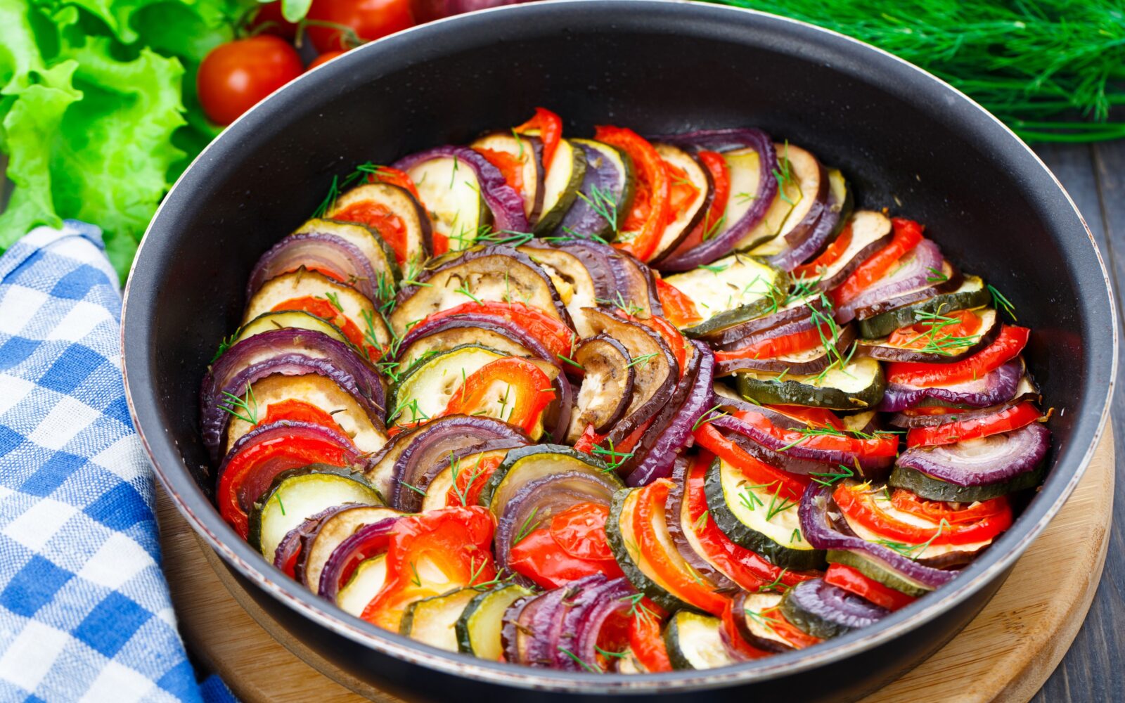 Ratatouille popolna glavna jed za vegetarijansko praznično pojedino.