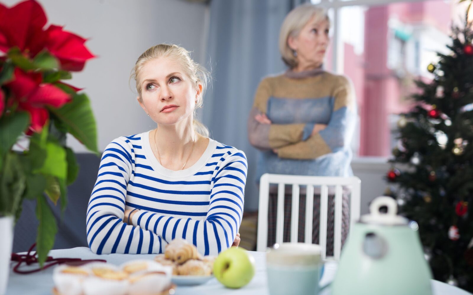 Starejša mama se prepira s svojo hčerko glede njene diete - kako se odzvati na neprimerne komentarje sorodnikov na družinskih srečanjih