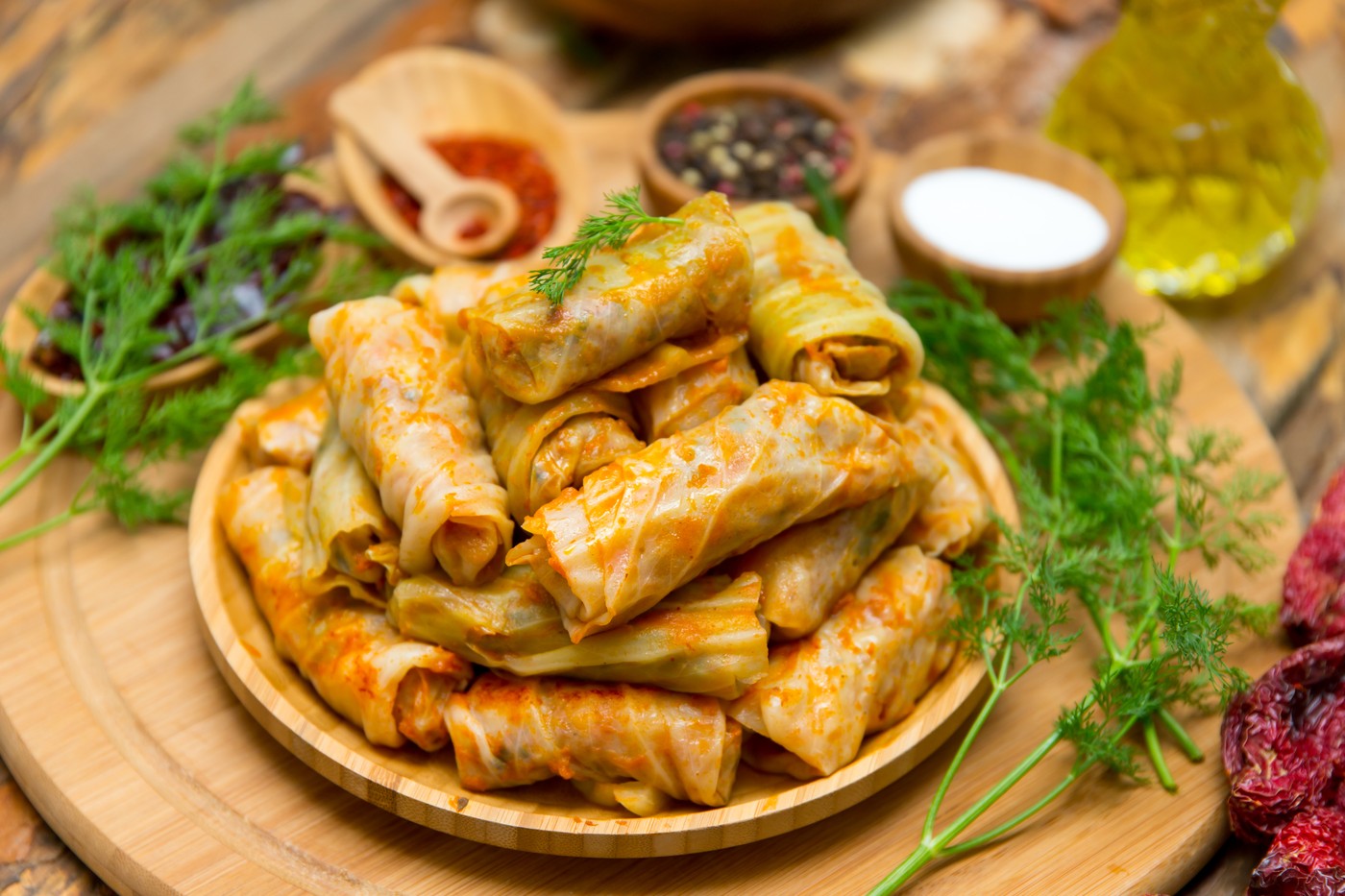 Sarma na krožniku – koliko časa je sarma še varna za uživanje po shranjevanju v hladilniku