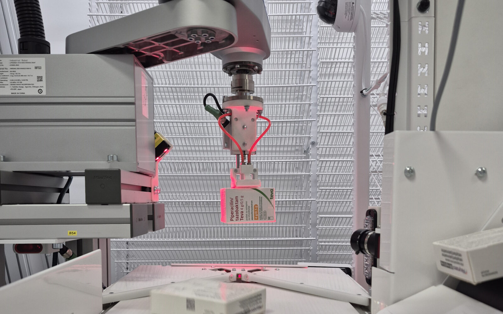 Slika skladiščnega robota na onkološkem inštitutu v Ljubljani