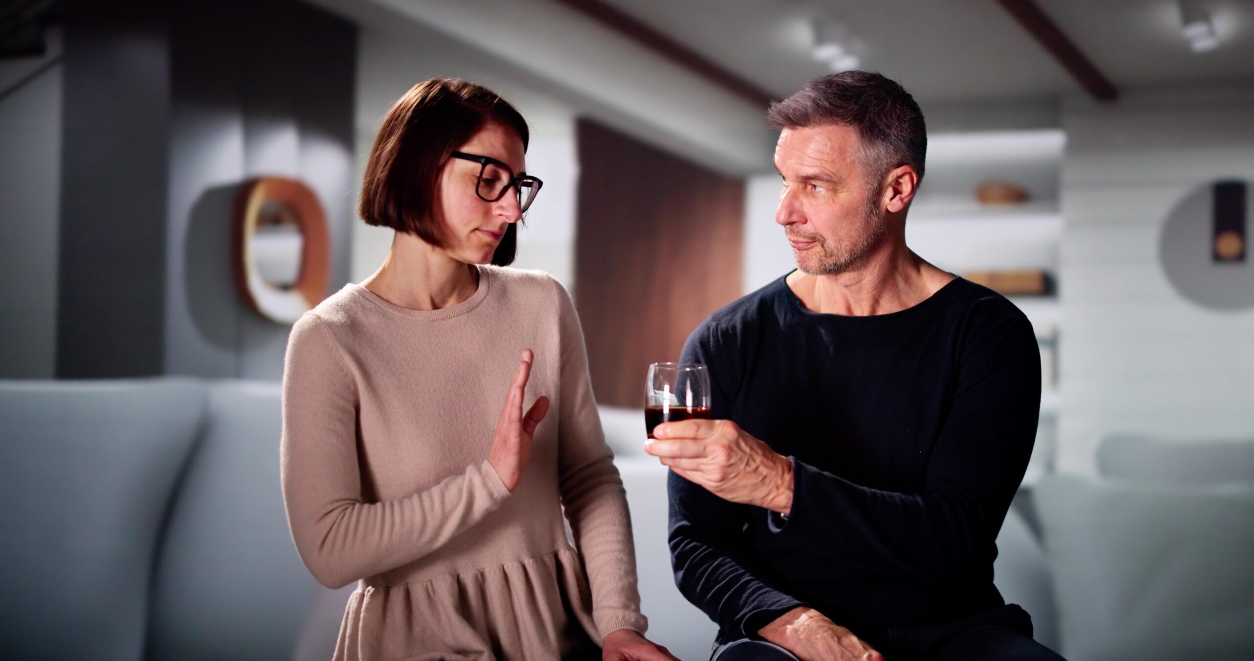 moški ponuja ženski kozarec alkohola, ženska pa ga zavrača, stop alkoholu, abstinenca od alkohola, dry january