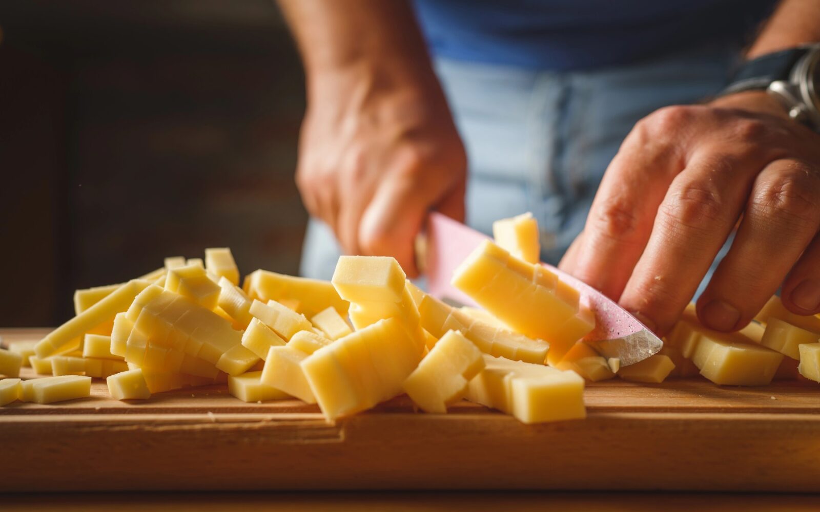 Rezanje sira na leseni deski – koliko sira lahko jemo vsak dan
