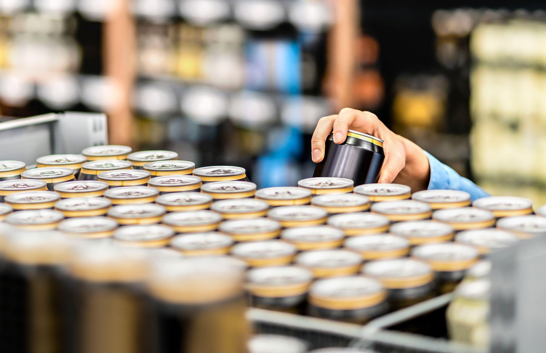 ka posega po sladkani pijači na trgovski polici, kar ponazarja večjo dostopnost alkohola in sladkih pijač
