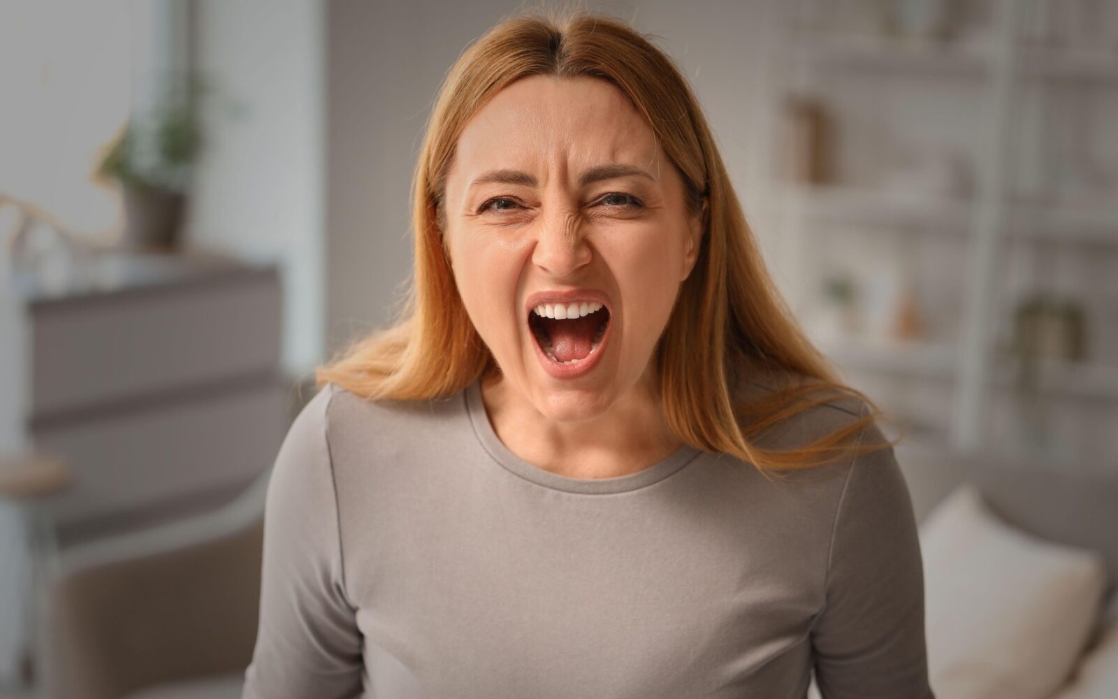 Izčrpanost, nespečnost, jeza: Resničnost številnih žensk po 40. letu