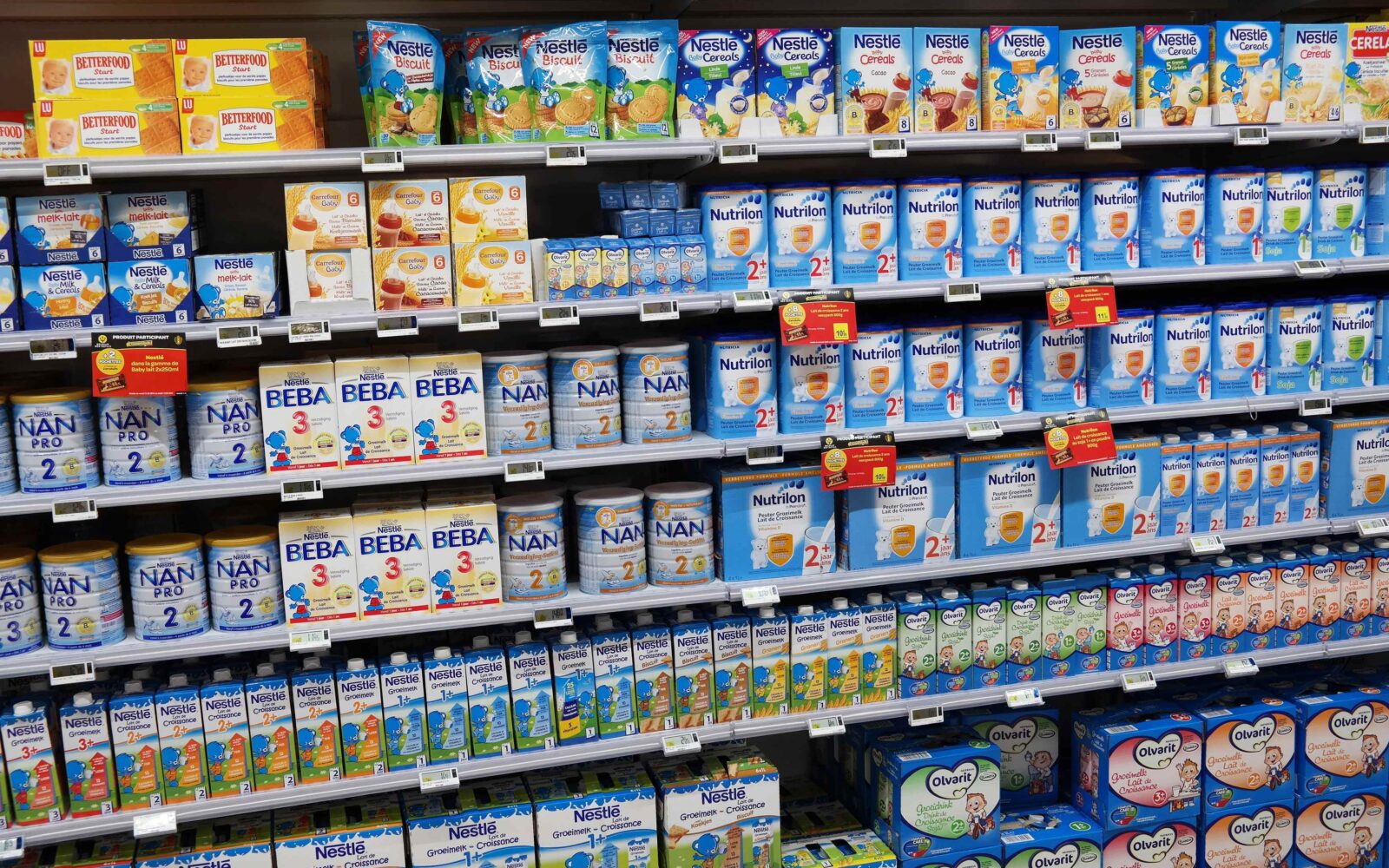 trgovinske police, na katerih so mlečne formule za dojenčke različnih proizvajalcev