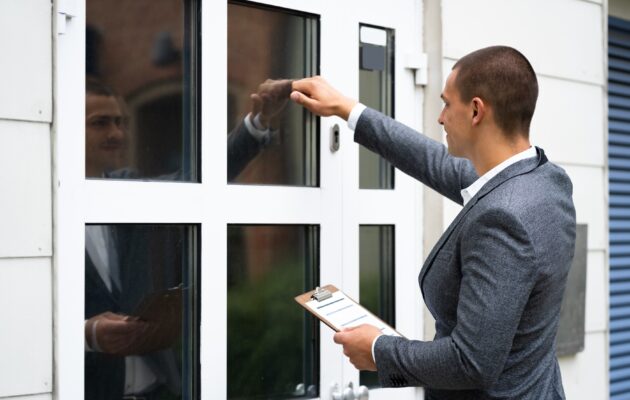 adzornik ZZZS izvaja nadzor bolniške odsotnosti in preverja prisotnost zavarovanca na domu.