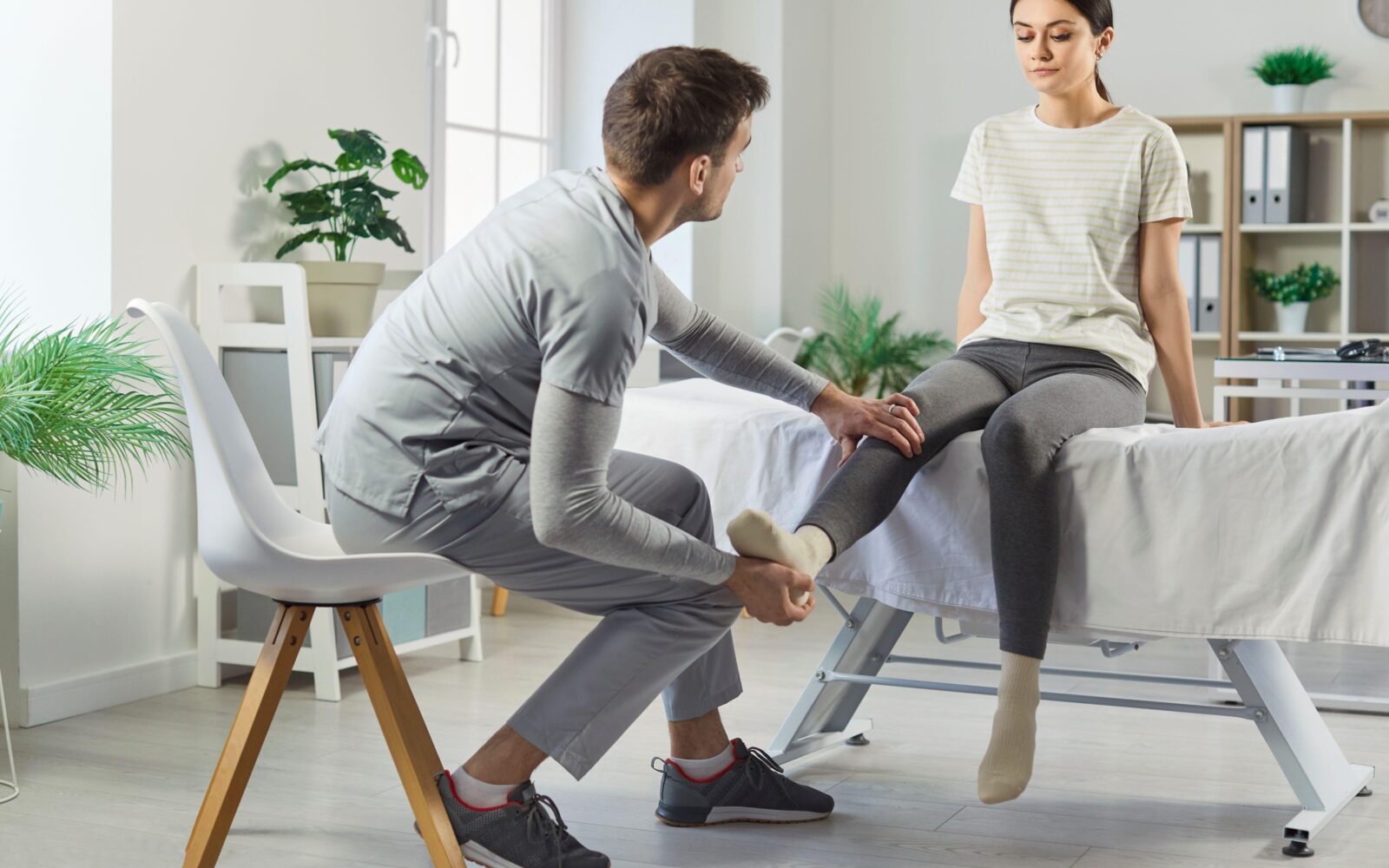 Bolniške in nadzori: Zakaj je obisk samoplačniške fizioterapije dovoljen, bioenergetik pa ne?