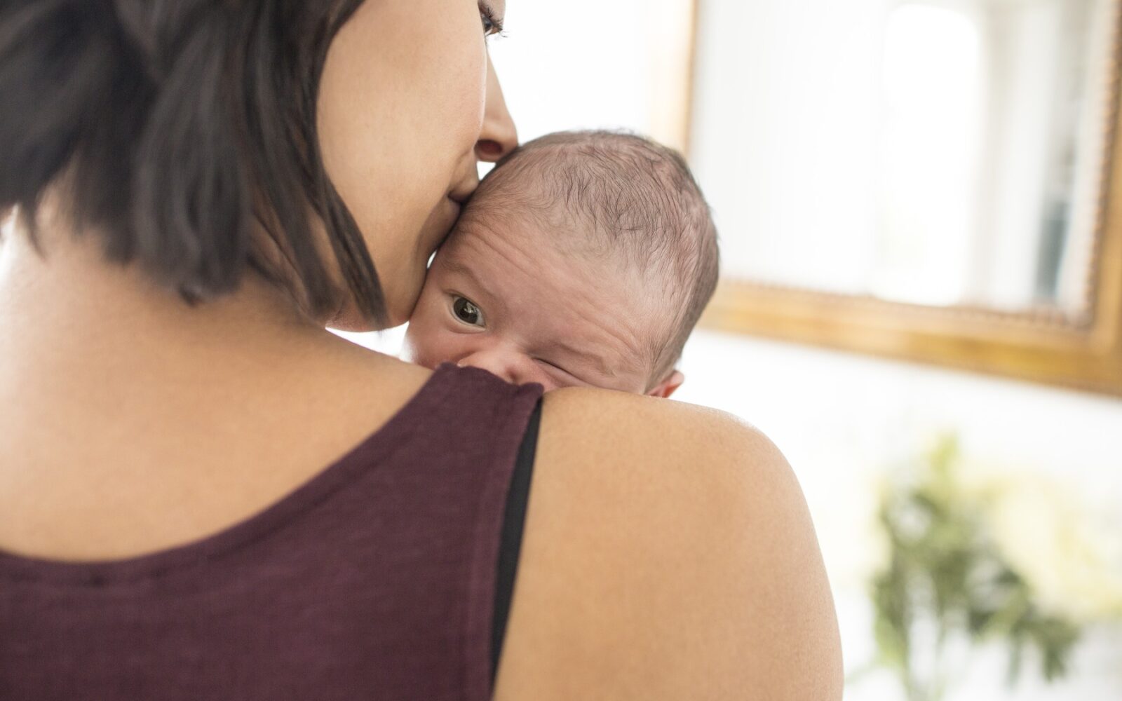 Mati drži novorojenčka po porodu