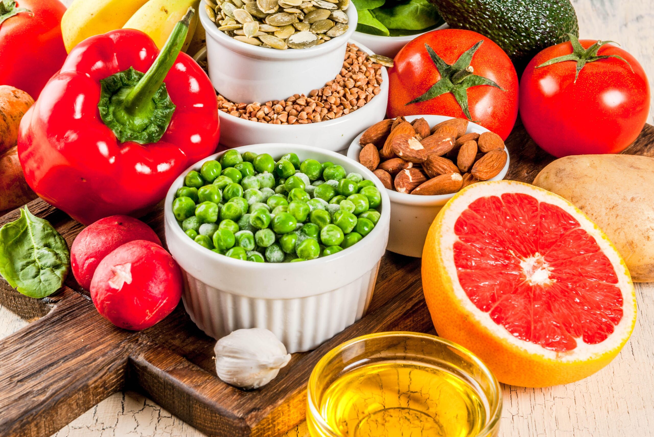 Zdrava živila, bogata s polifenoli, ki imata antioksidativne in protivnetne učinke z ugodnim vplivom na imunski sistem - paprika, oreščki, semena, olje, čaj, česen, pomaranča, avokado