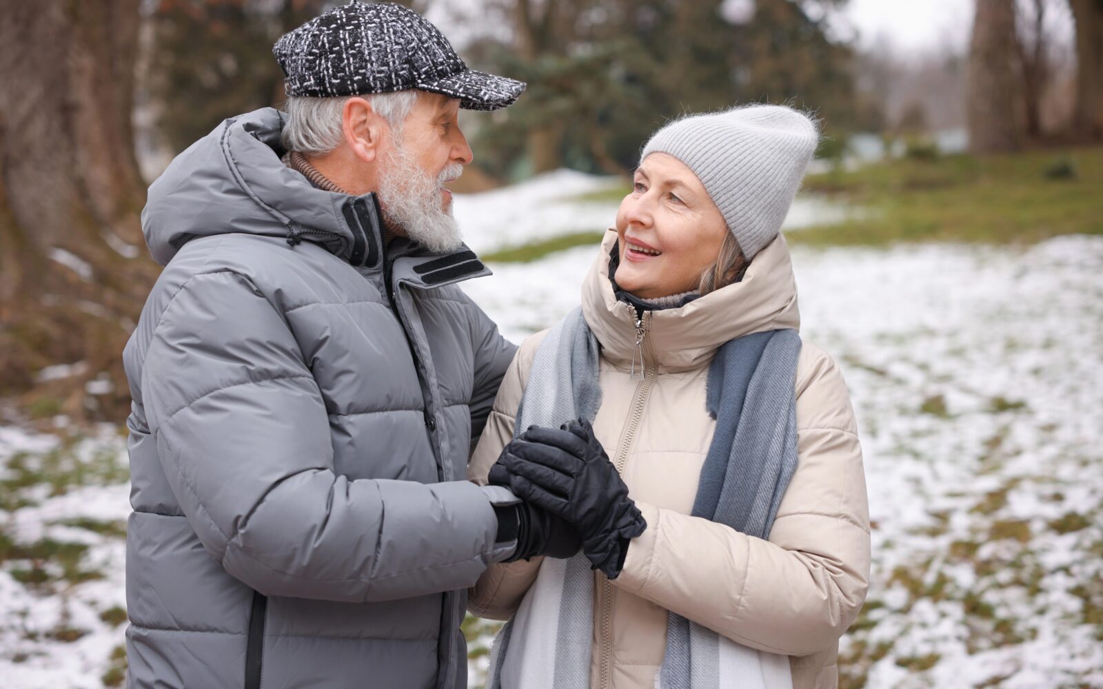 Starejši par je v zimi na sprehodu