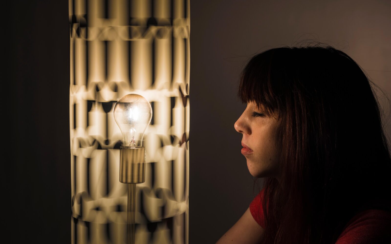 Ženska gleda v svetlobo kot simbol uvida, introspekcije in iskanja notranje spremembe