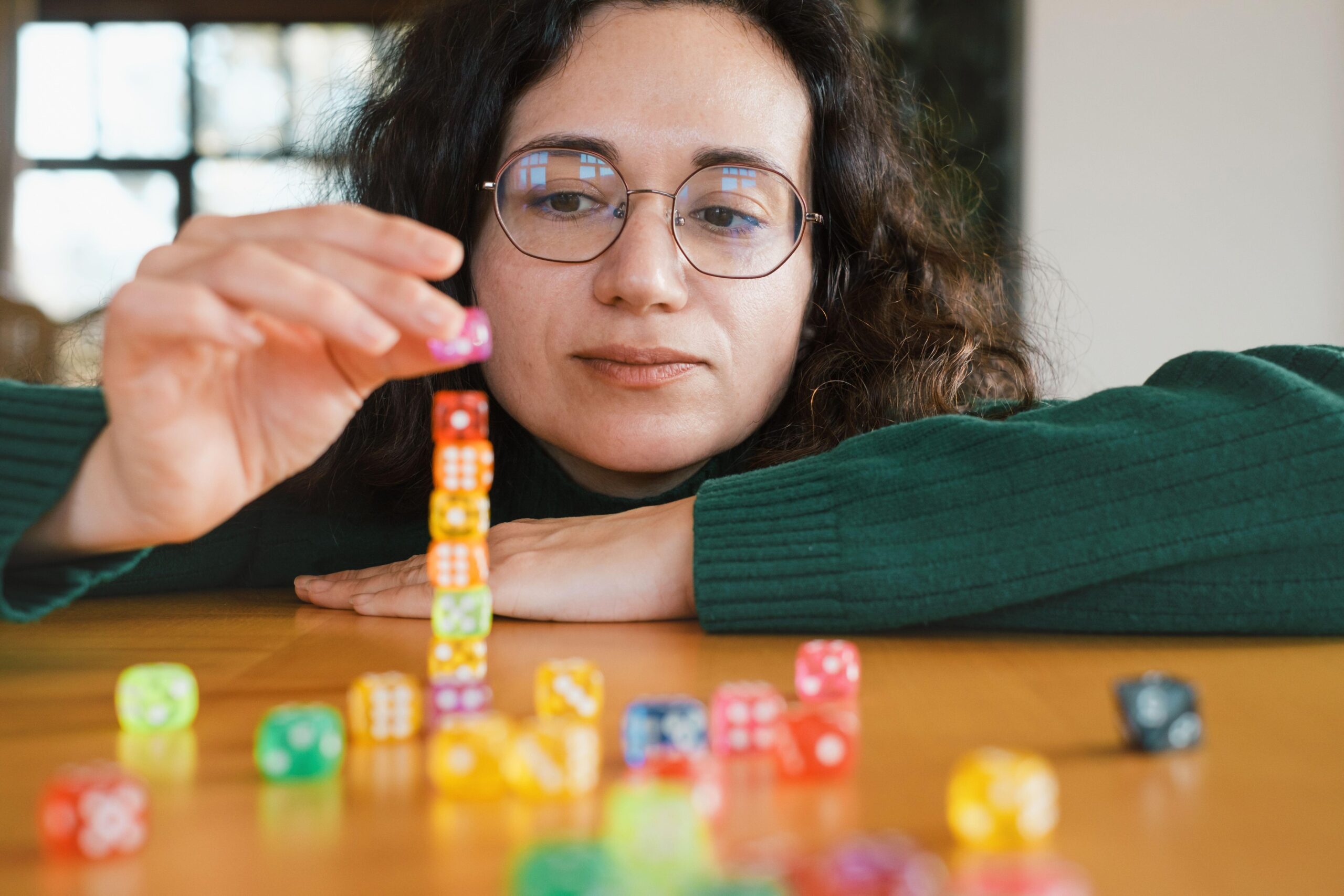 Ženska se je osredotočila na gradnjo stolpa iz kock. Med zabavno prostočasno dejavnostjo je razvila potrpežljivost.