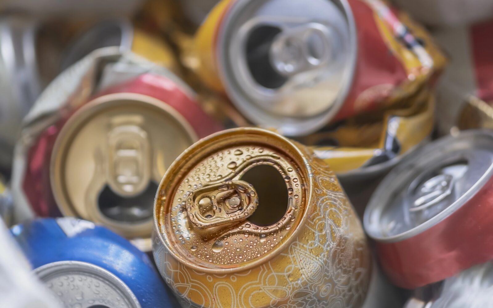 Košarica s pločevinkami sladkanih pijač in alkohola