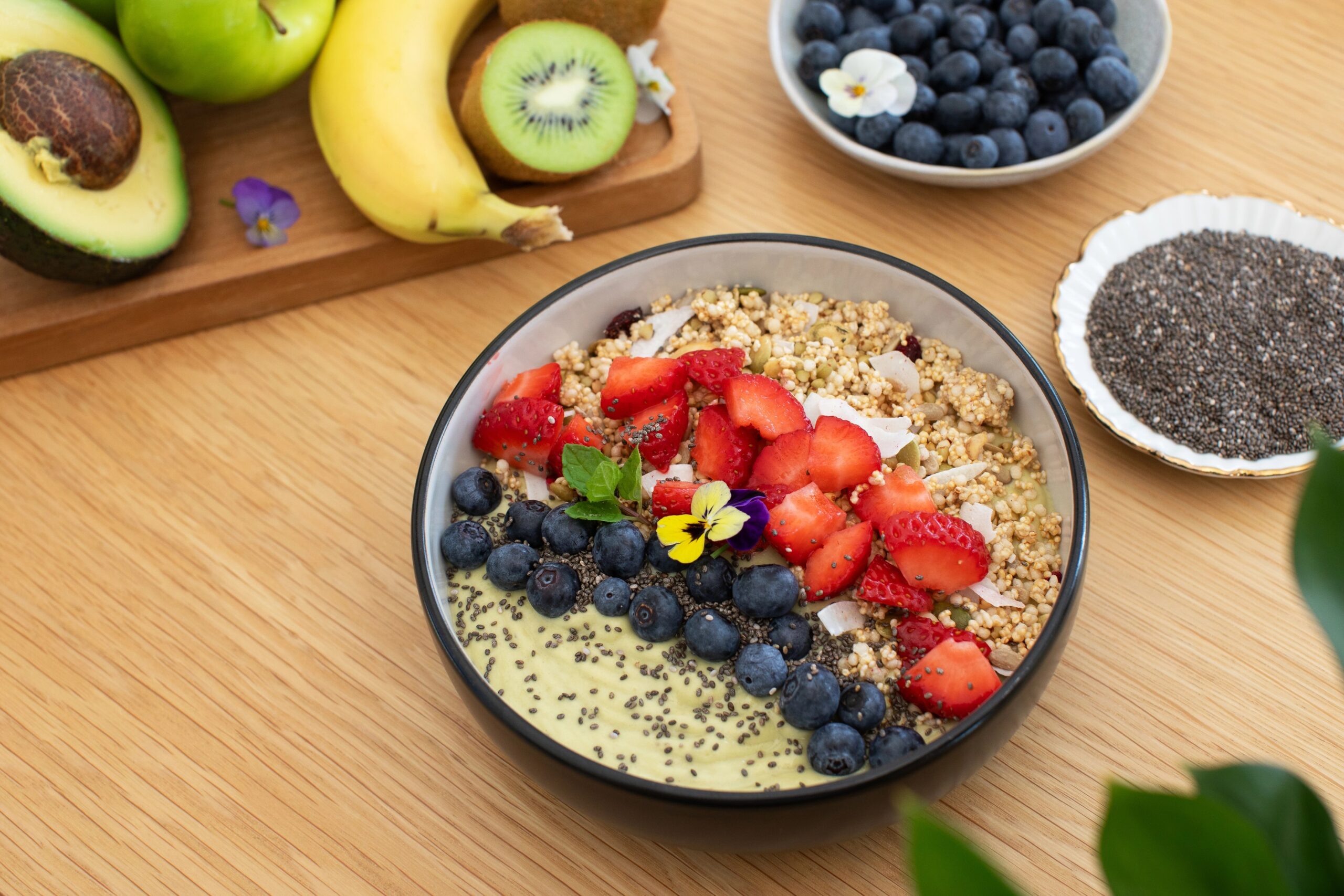 Zdrava zajtrk skleda z živili rastlinskega izvora - uravnotežen veganski zajtrk primeren za veganuarski jedilnik