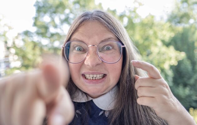 ženska izraža jezo - učenje reguliranje jeze