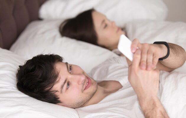 Čeden mož v postelji s posebno ženo je buden in če pošilja sporočila po pametnem telefonu, klepeta z ljubico, skriva skrivno afero ali pa preprosto ne more spati. Koncept varanja in nespečnosti.