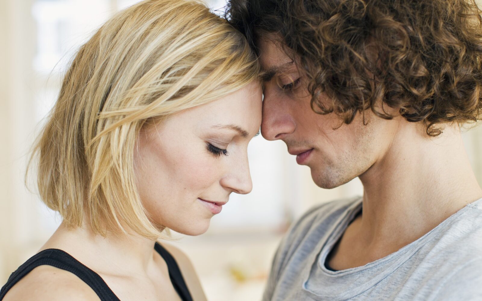 Par v objemu med pogovorom se nežno dotikata s čelom