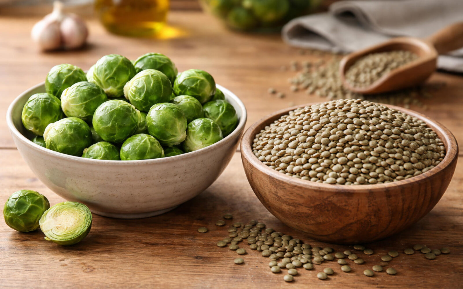 Pečen krompir z lečino omako in brstičnim ohrovtom – polnovredni obrok s stročnicami v zimskem času