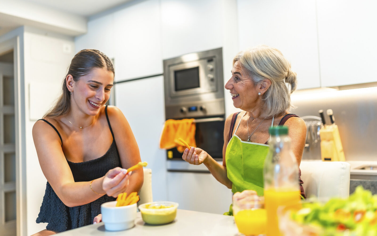 Snaha se pred taščo pretvarja, da je vse v redu in je prijazna