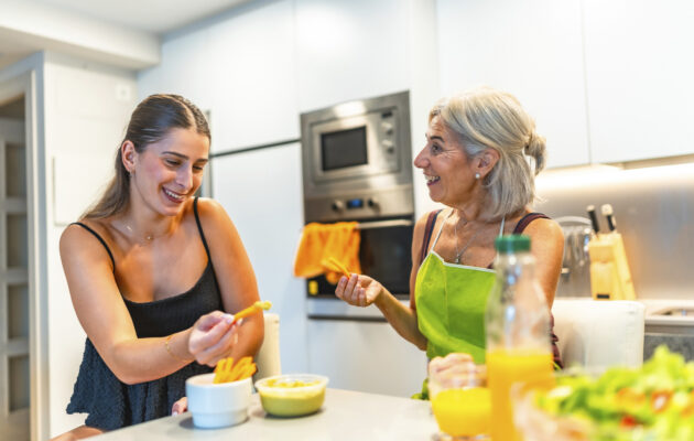 Snaha se pred taščo pretvarja, da je vse v redu in je prijazna