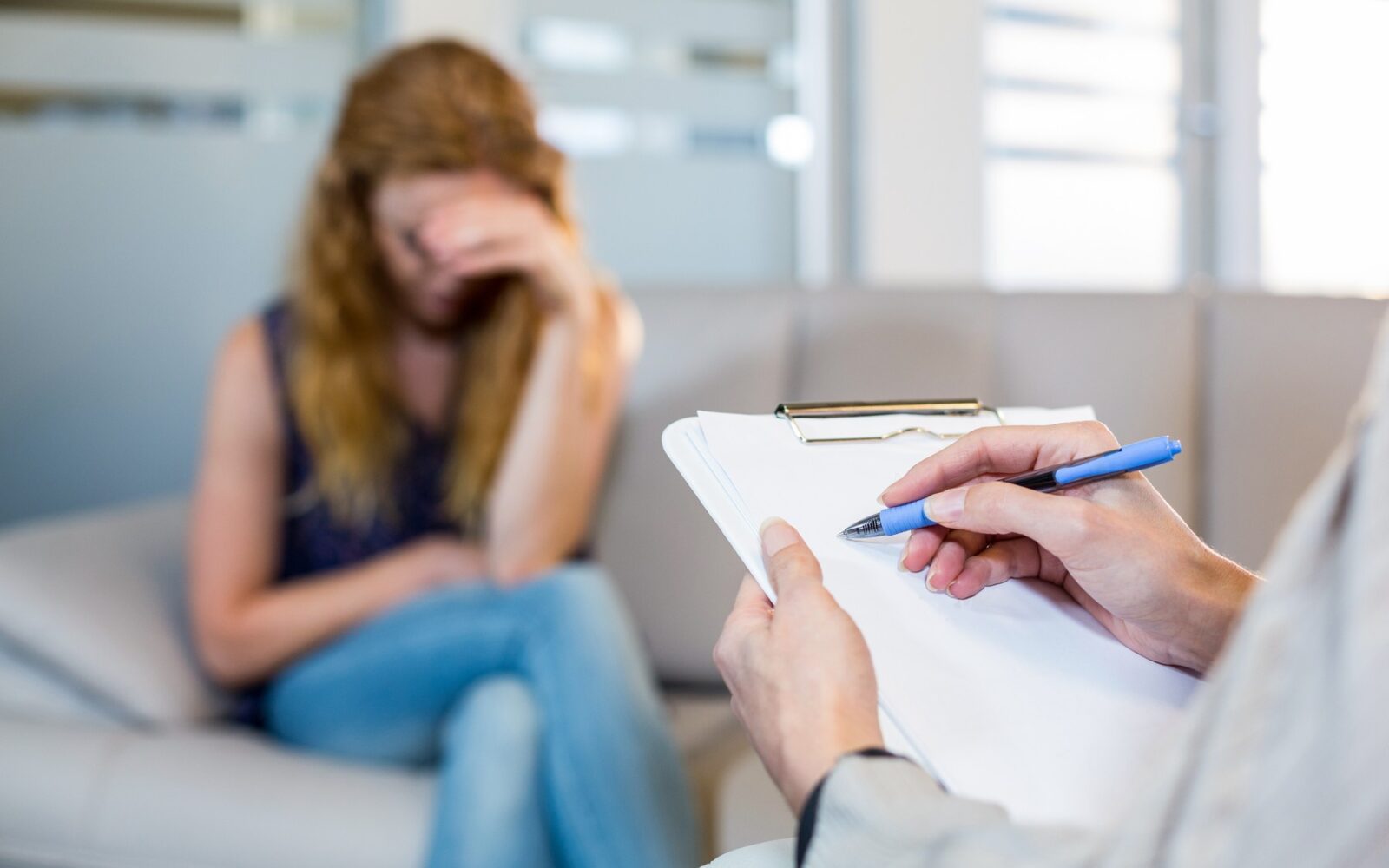 Zenska z depresijo pri psihiatru na pogovoru