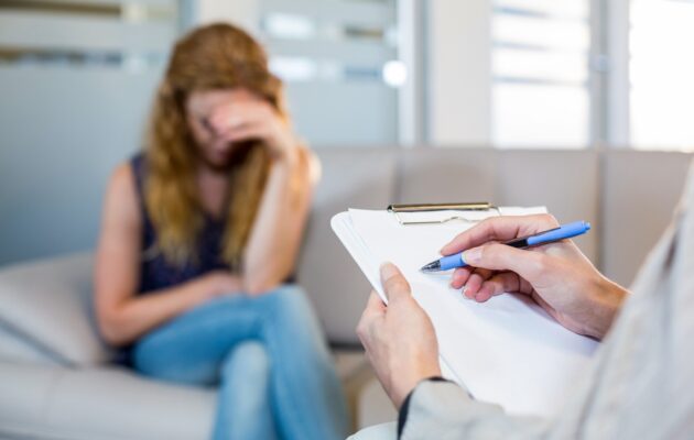 Zenska z depresijo pri psihiatru na pogovoru