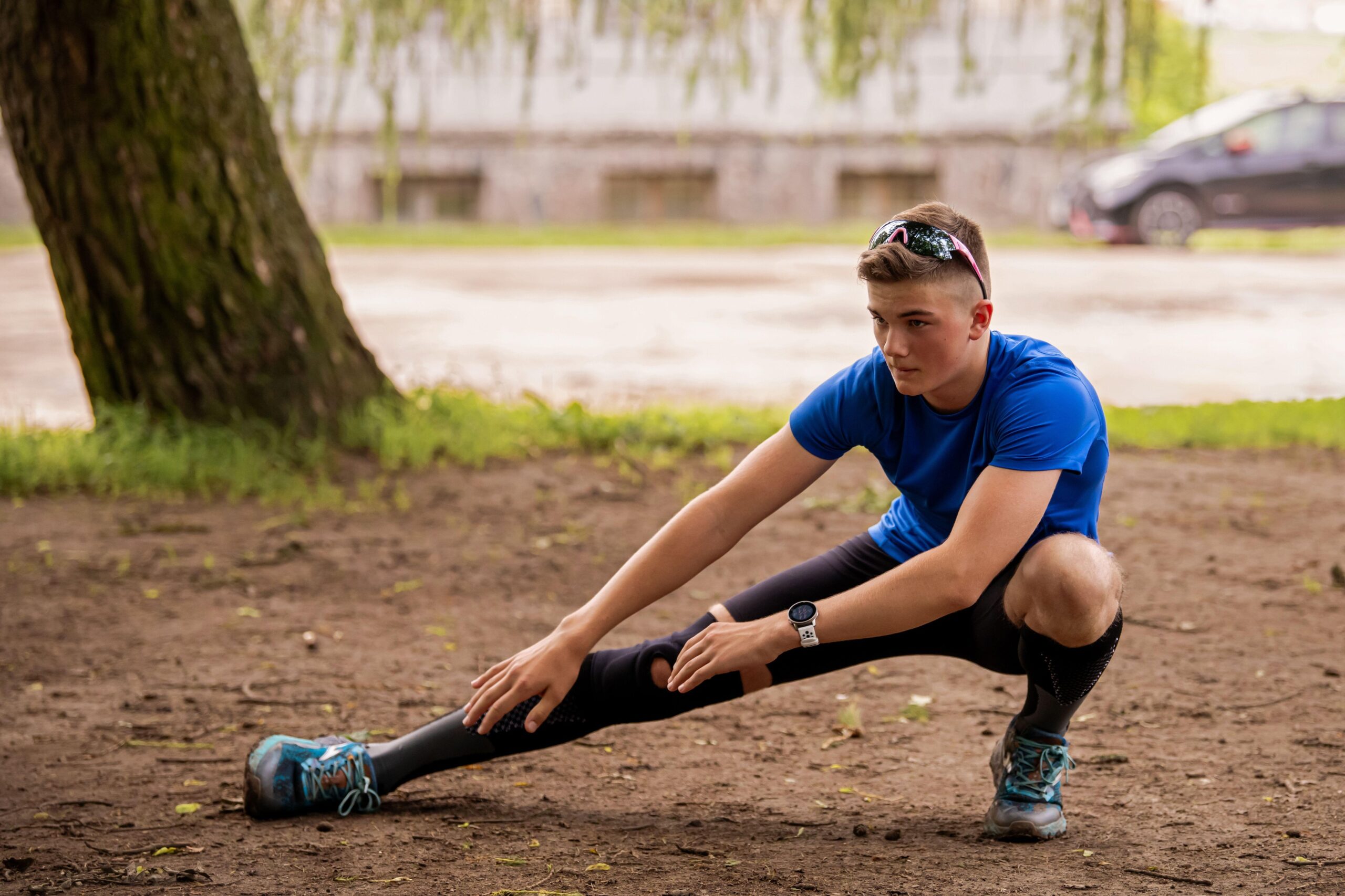 Mlad aktiven najstnik se razteza na zemlji