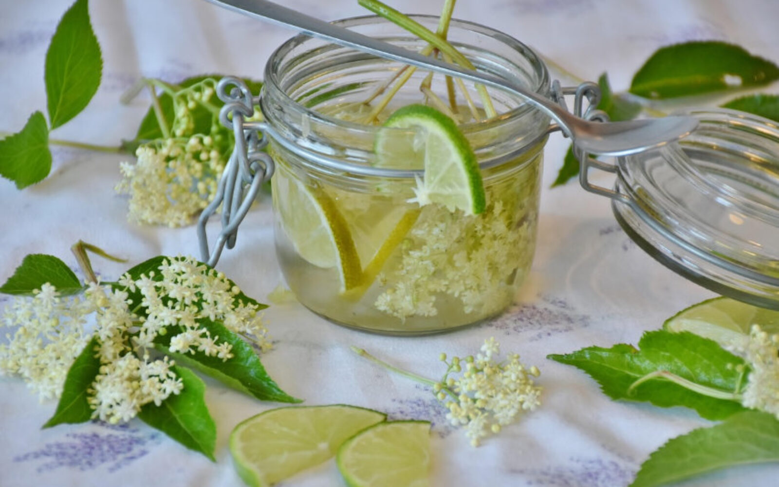 bezgov sirup v kozarcu