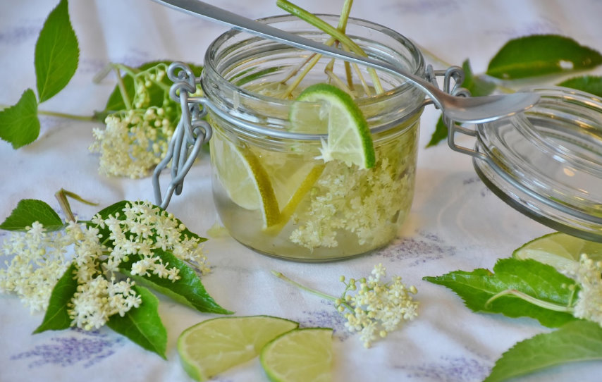 bezgov sirup v kozarcu