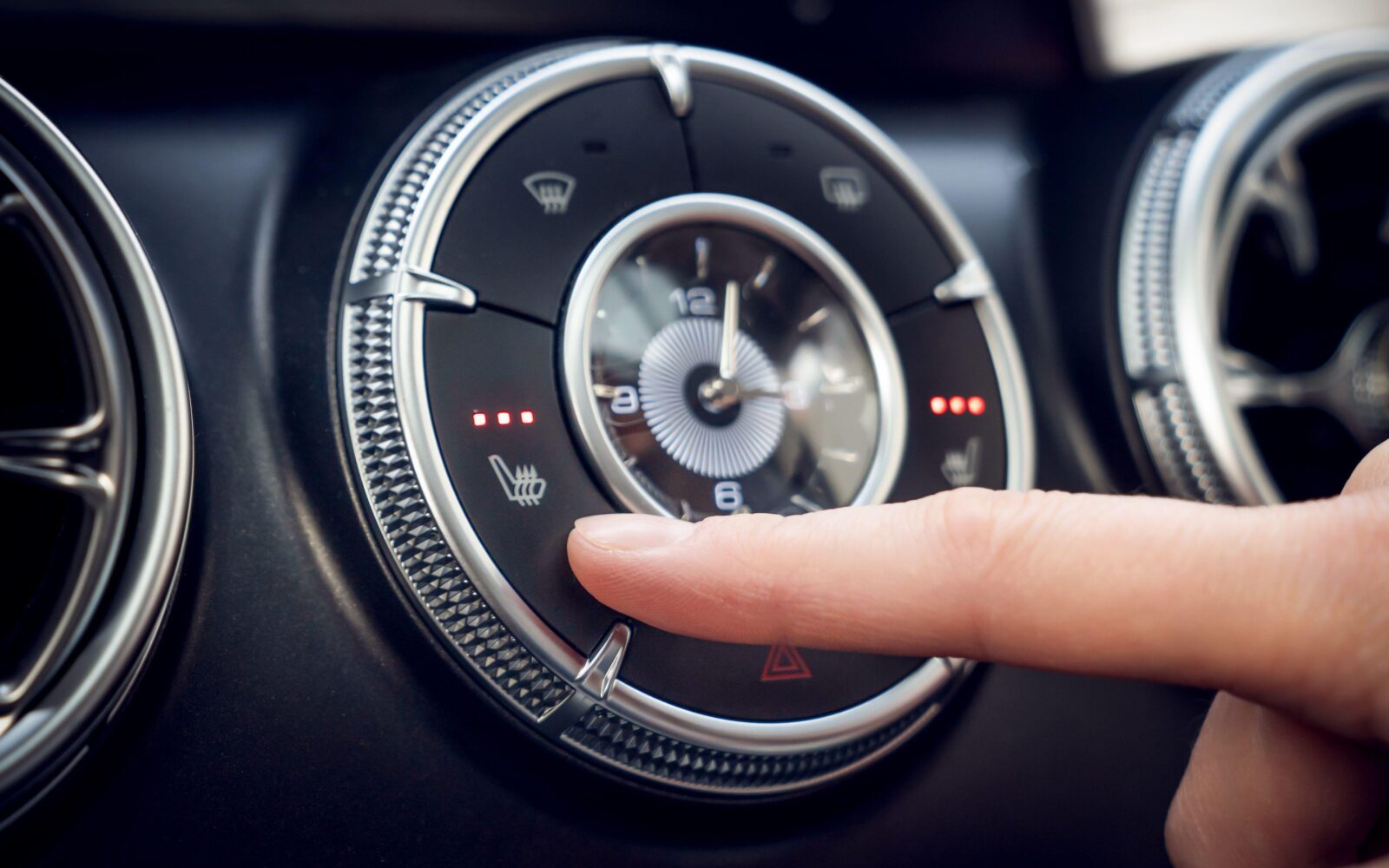 Nekdo v avtu vklaplja funkcijo ogrevanja sedežev